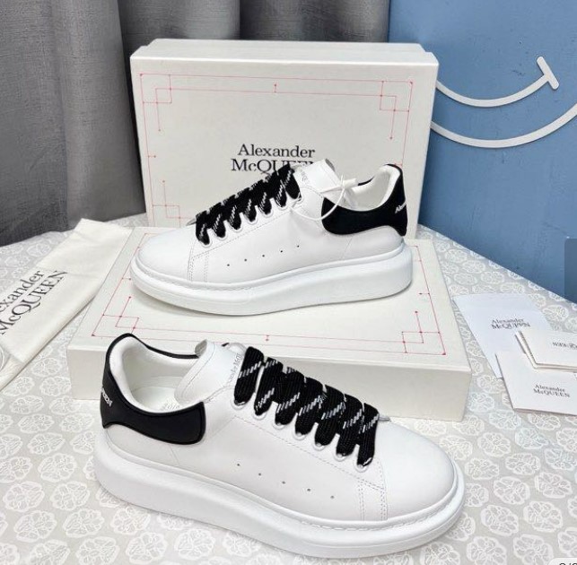 Sepatu McQueen