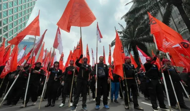 MAY DAY MENGGUNCANG DUNIA: Dari Jakarta ke Paris, Buruh Bangkit Lawan Ketidakadilan