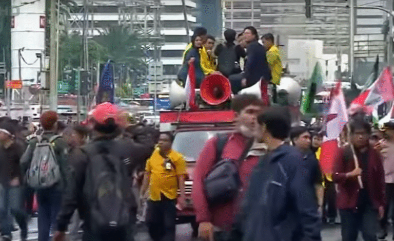 BEM SI Gelar Aksi “Indonesia Cemas” di Depan Istana, Ribuan Personel Polri Dikerahkan
