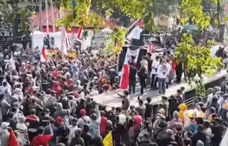 Pati Memanas! Ribuan Warga Kepung Pendopo, Teriak “Sudewo Mundur!” Meski PBB Batal Naik