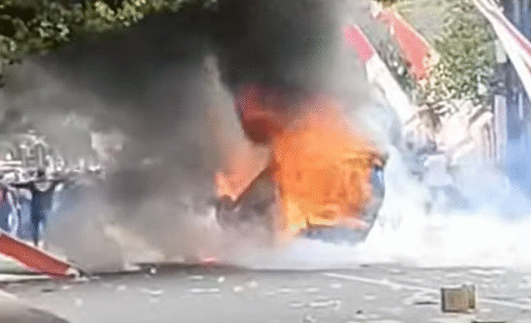 Pati Berkobar! Ratusan Ribu Massa Gempur Kantor Bupati, Gas Air Mata & Mobil Terbakar Warnai Aksi